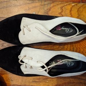 Cute vintage black and white flats